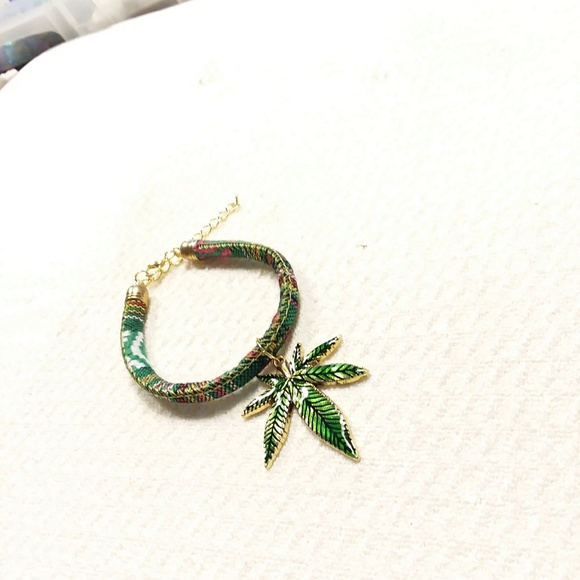 Unbranded Jewelry - Cannabis pot leaf charm bracelet
